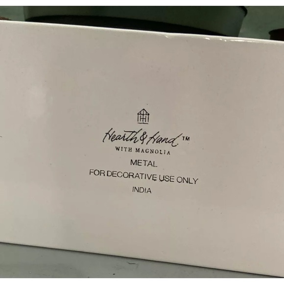 Heart And Hand Magnolia Peace On Earth Sign Metal White 19”X 4”. Condition new - Picture 3 of 3